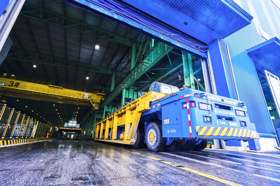 A self-driving heavy-load vehicle delivers materials in a production base in Baoshan of Baoshan Iron & Steel Co., Ltd. under China Baowu Steel Group Corp., Ltd., June 9. (Photo by Shi Cong, People’s Daily Online)