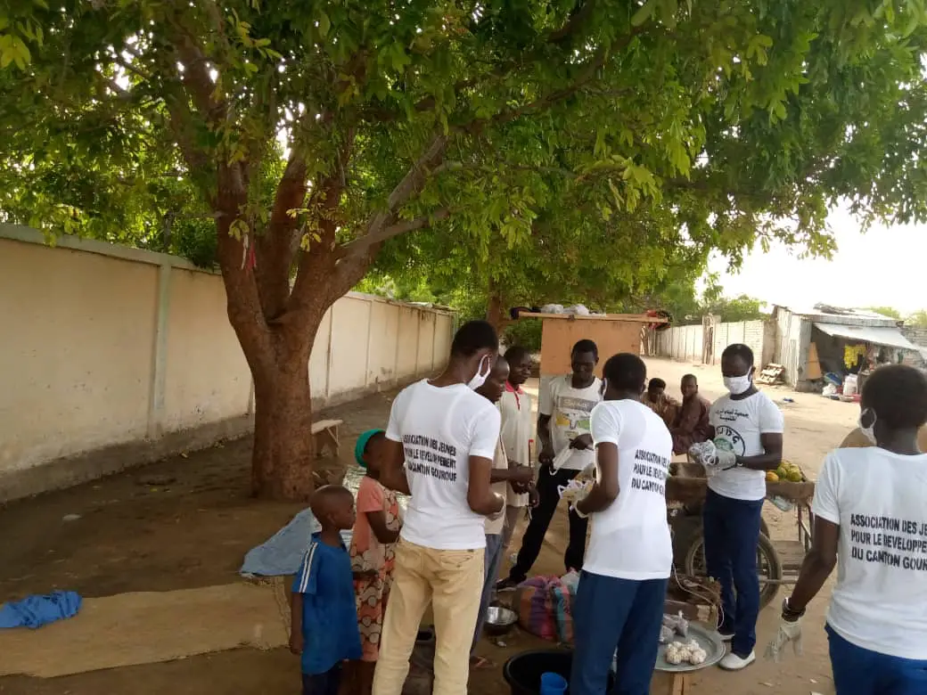 Tchad-Covid 19 : Des jeunes distribuent gratuitement de cache-nez à N'Djaména : ©️ Mendig-Lembaye Djetoyo Kelvin /Alwihda Info