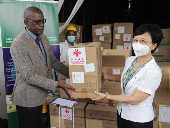 Chinese Ambassador to Tanzania Wang Ke (R) and Mpoki Ulisubisya, permanent secretary of the Ministry of Health, Community Development, Gender, the Elderly and Children of Tanzania, attend a handover ceremony to mark the medical supplies donated by China to the Tanzania and sign a delivery certificate on behalf of the two governments, respectively, May 15. Photo courtesy of the Chinese Embassy in Tanzania