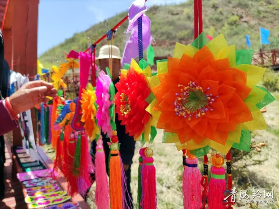 Tourists buy local souvenirs in Shibei village, Northwest China’s Qinghai Province. (Photo from www.qhlingwang.com)