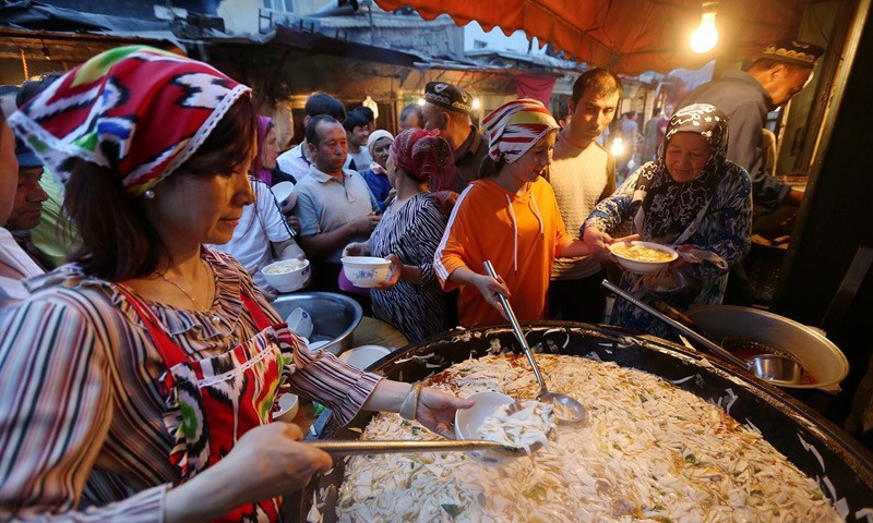 A lively food market in Xinjiang. Photo by Cui Meng / Global Times