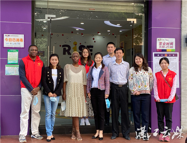 Sam (first on the left) poses for a photo with volunteers and staff members. (Photo: Courtesy of Zhanjiang Bureau of Foreign Affairs and Overseas Chinese Affairs)