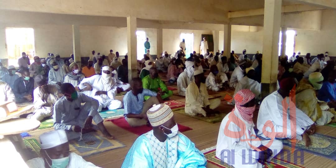 Tchad - Covid-19 : à Pala, la prière du vendredi dans le respect des mesures barrières. © Foka Mapagne/Alwihda Info Tchad - Covid-19 : à Pala, la prière du vendredi dans le respect des mesures barrières. © Foka Mapagne/Alwihda Info