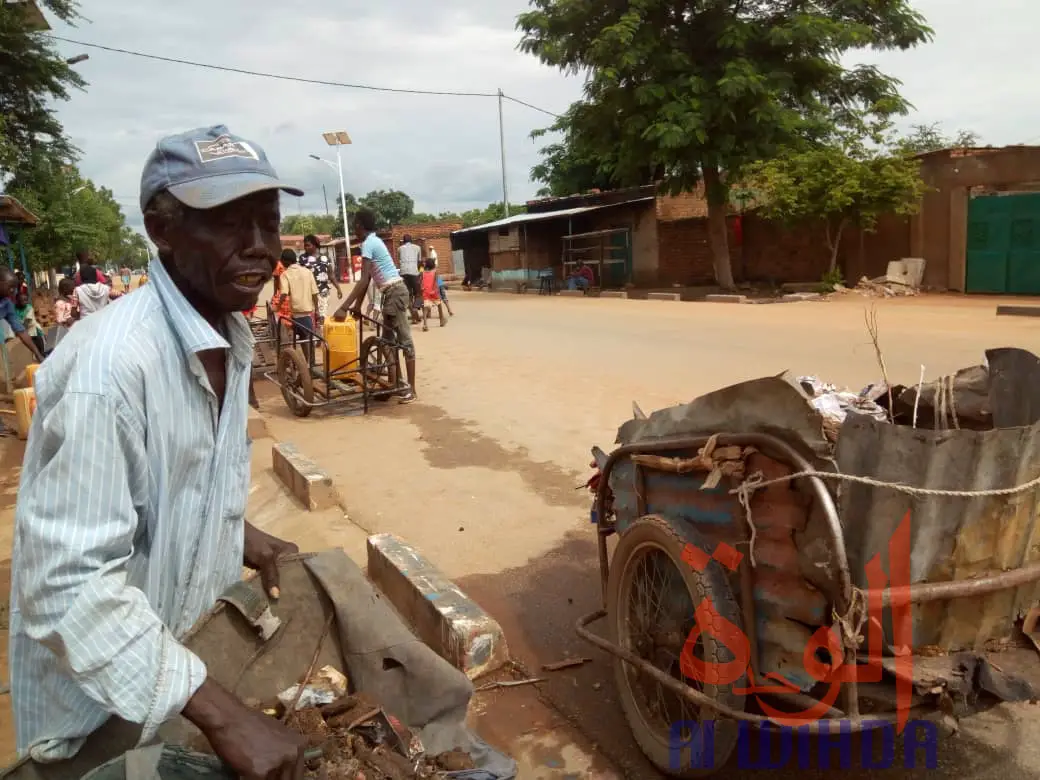 Tchad : ramasseur d'ordures ménagères, il s'achète un terrain et se construit un habitat. © Golmem Ali/Alwihda Info