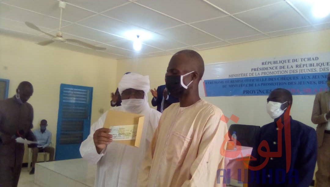 Tchad : 20 millions Fcfa de l'État pour le financement de 17 projets jeunes à Abéché. © Abba Issa/Alwihda Info Tchad : 20 millions Fcfa de l'État pour le financement de 17 projets jeunes à Abéché. © Abba Issa/Alwihda Info