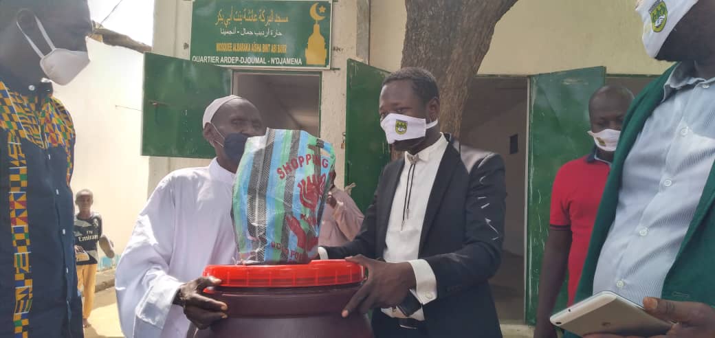 Tchad - Covid-19 : des jeunes d'Ardep Djoumal offrent des cache-nez et kits d'hygiène à N'Djamena