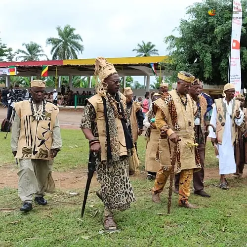 Un groupe de chefs traditionnels au cours du Festival Mvet Oyeng 2019 à Ambam, région du Sud Cameroun.