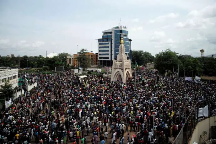 Des manifestants rassemblés à Bamako, dans la capitale du Mali. © STRINGER / REUTERS