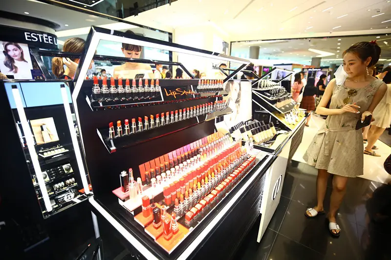Customers shop at an international duty-free mall in Sanya, south China’s Hainan province, June 30. (Photo by Chen Wenwu/People’s Daily Online)