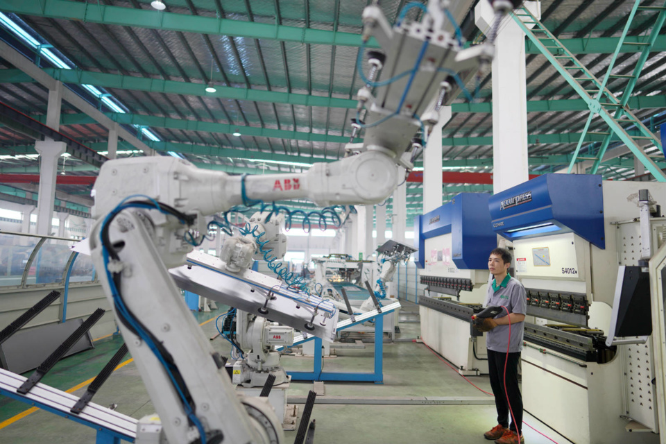 A worker controls a robotic arm at Gerson Elevator, Nanxun district, Huzhou, east China’s Zhejiang province, June 28. An elevator door, which requires 27 procedures, is now assembled by the company with only one employee, and the assembly time is 10 times faster than before. People’s Daily Online/Zhang Bin A worker controls a robotic arm at Gerson Elevator, Nanxun district, Huzhou, east China’s Zhejiang province, June 28. An elevator door, which requires 27 procedures, is now assembled by the company with only one employee, and the assembly time is 10 times faster than before. People’s Daily Online/Zhang Bin