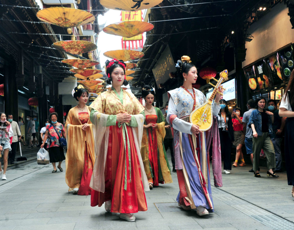 A show of Hanfu, the traditional clothing of China’s Han ethnic group, is staged in Yuyuan Garden on July 3. Photo by Yang Jianzheng/People’s Daily Online