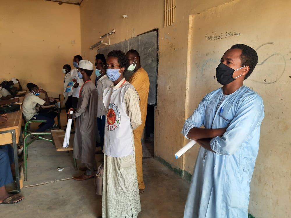Tchad – Covid 19 : à Abéché, des jeunes accentuent la sensibilisation dans les lycées. © Abba Issa/Alwihda Info Tchad – Covid 19 : à Abéché, des jeunes accentuent la sensibilisation dans les lycées. © Abba Issa/Alwihda Info