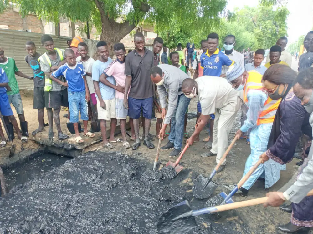 Tchad : des jeunes se mobilisent avec le maire pour curer des caniveaux à N'Djamena