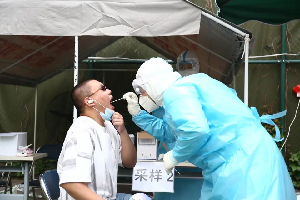 Shijingshan district in Beijing sends an emergency team of 100 medical workers to help conduct nucleic acid tests at testing stations in Fengtai district according to the city's unified plans on June 26. Yu Huiying/People’s Daily Online