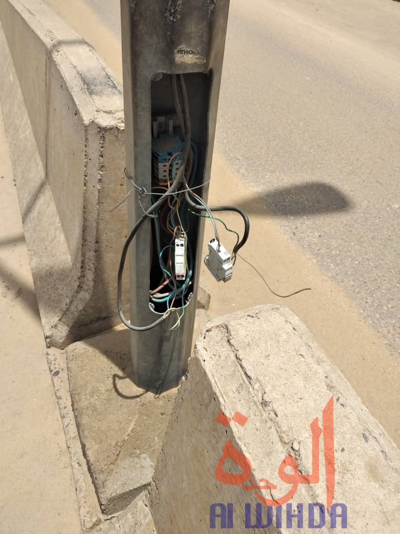 Tchad : un enfant meurt électrocuté par un poteau à N'Djamena. © Malick Mahamat/Alwihda Info Tchad : un enfant meurt électrocuté par un poteau à N'Djamena. © Malick Mahamat/Alwihda Info