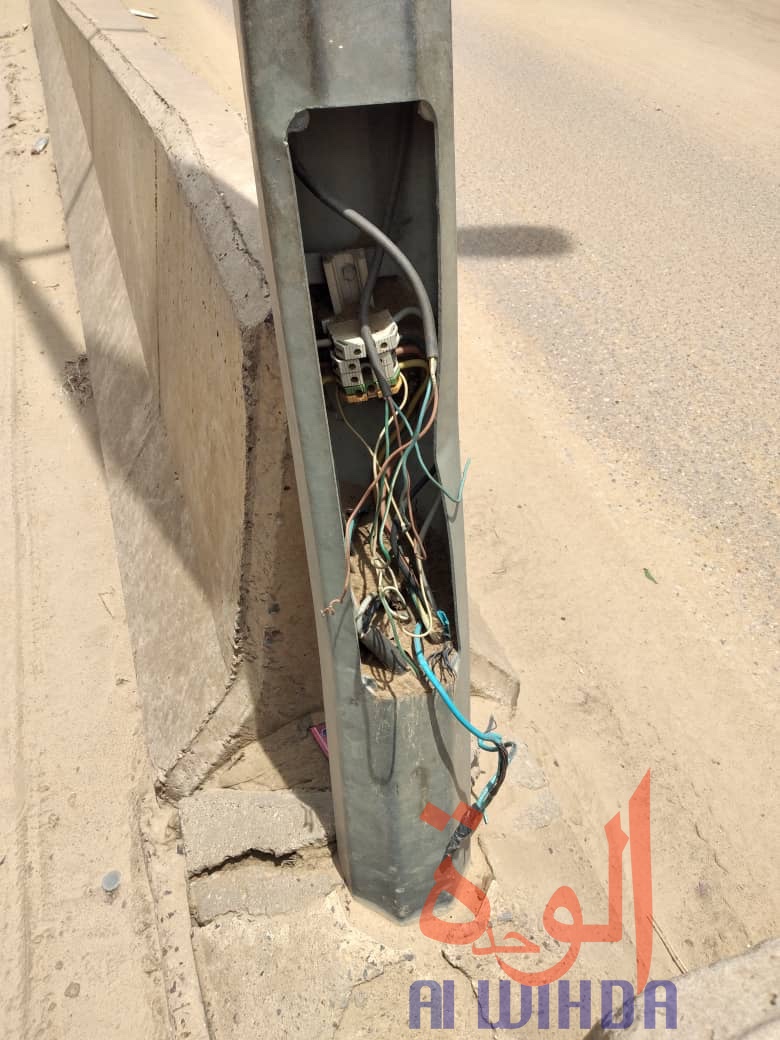 Tchad : un enfant meurt électrocuté par un poteau à N'Djamena. © Malick Mahamat/Alwihda Info Tchad : un enfant meurt électrocuté par un poteau à N'Djamena. © Malick Mahamat/Alwihda Info