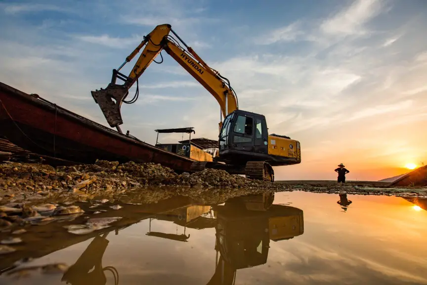 An excavator dismantles a fishing boat near the Changji Mountain in Poyang Lake, east China’s Jiangxi province, April 26. Photo by Fu Jianbin/People’s Daily Online