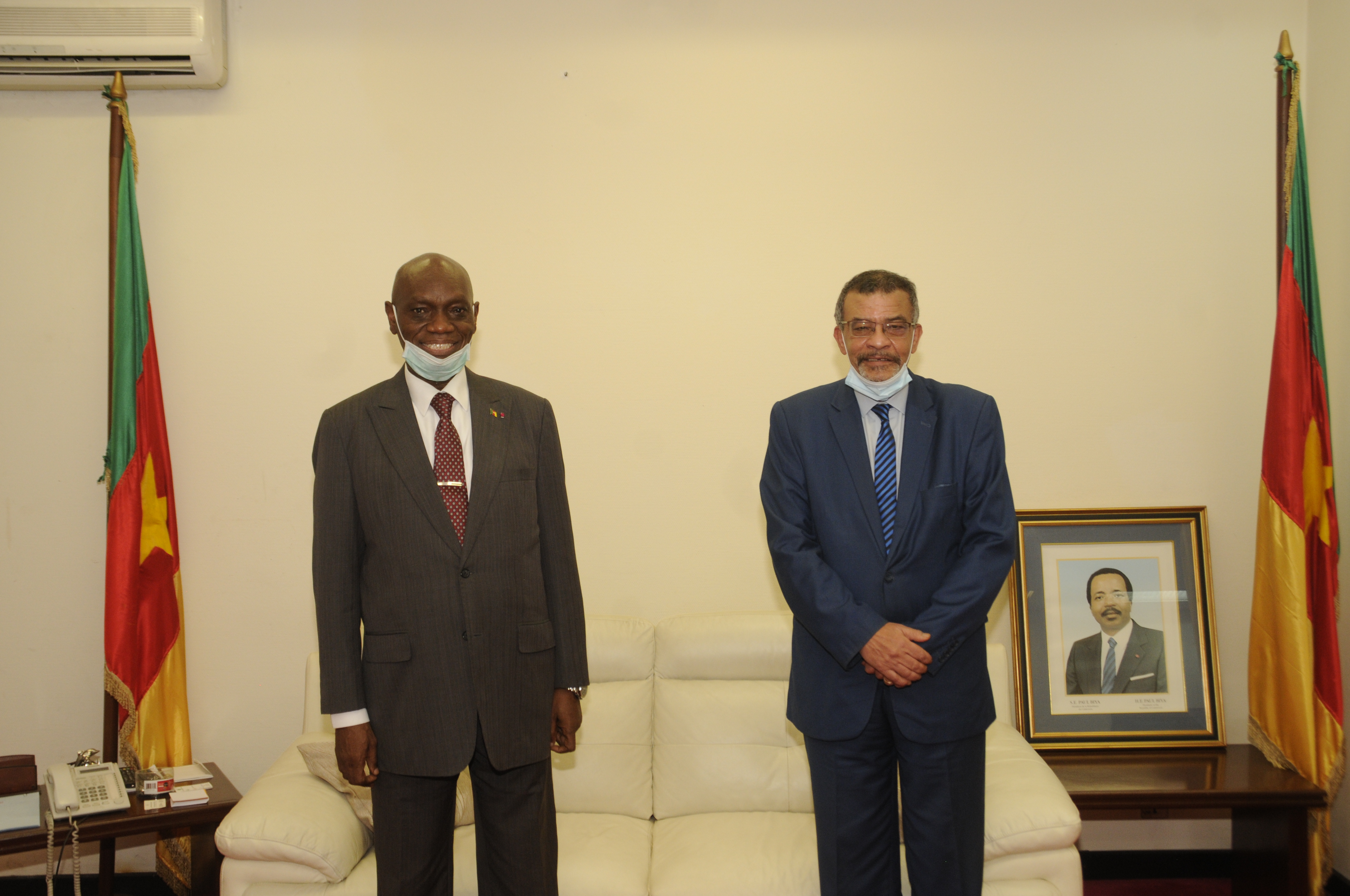 Le ministre camerounais des Domaines, du Cadastre et des Affaires foncières, Henri Eyebe Ayissi (à gauche) et l’ambassadeur sortant de Tunisie au Cameroun, Jalel Snoussi (à droite).