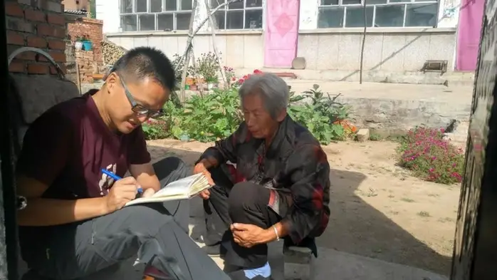 Lyu Xiaoxun (left) visits local people to get a clear picture of the situation of every household in Yuying village, Luanping county in North China’s Hebei Province. Photo: Official website of the All-China Journalists Association