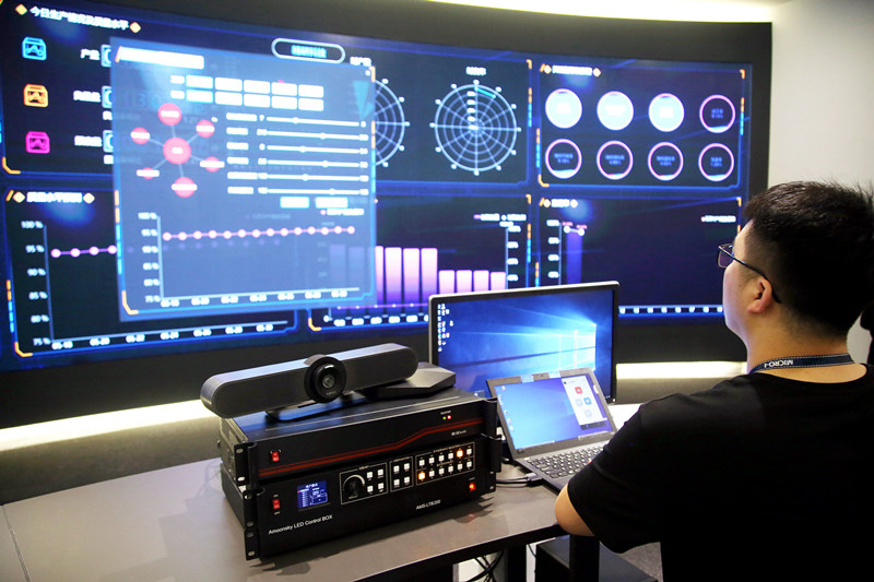 An engineer checks big data, May, 18. People’s Daily Online/Chen Wei An engineer checks big data, May, 18. People’s Daily Online/Chen Wei