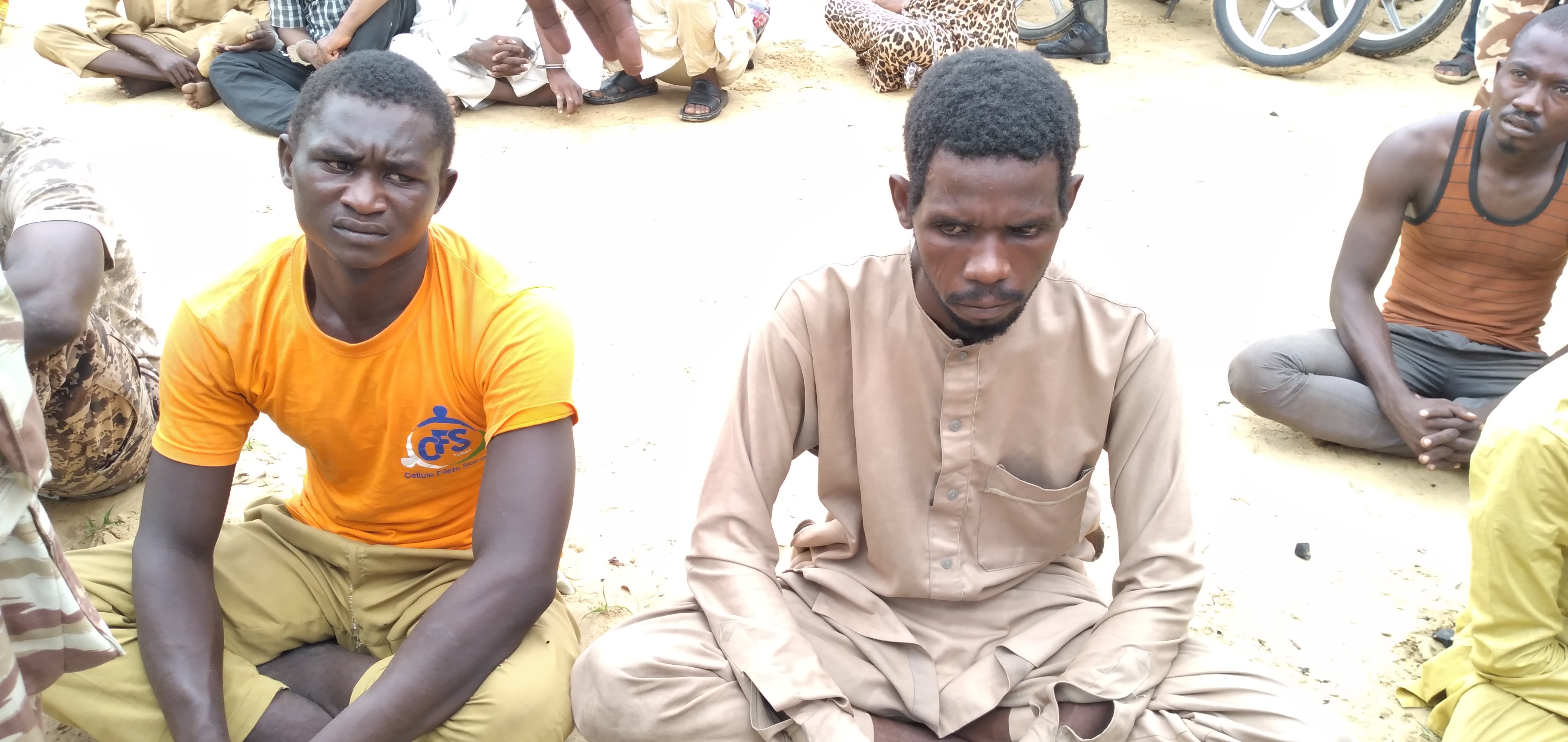 Tchad : des malfrats présumés, déguisés en policiers et tenue militaire, arrêtés. © Ben Kadabio/Alwihda Info Tchad : des malfrats présumés, déguisés en policiers et tenue militaire, arrêtés. © Ben Kadabio/Alwihda Info