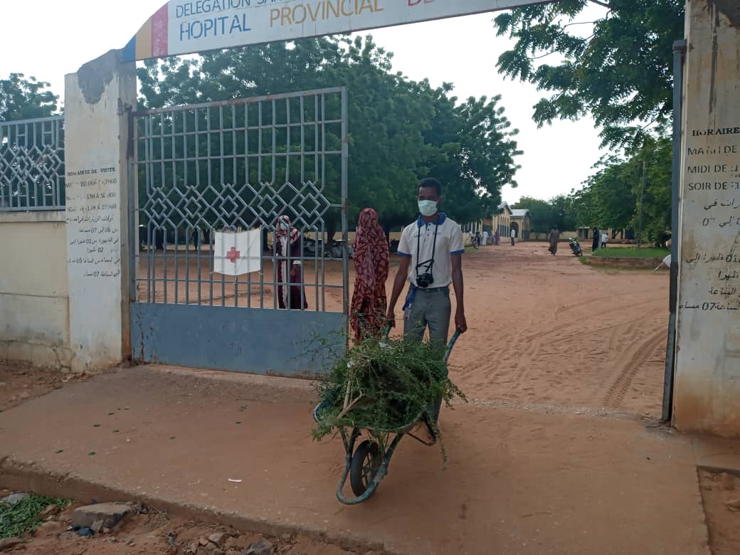 Tchad : des étudiants nettoient l'hôpital central de Goz Beida. © Mahamat Issa Gadaya/Alwihda Info Tchad : des étudiants nettoient l'hôpital central de Goz Beida. © Mahamat Issa Gadaya/Alwihda Info
