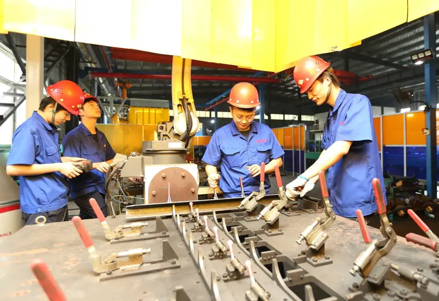 Fresh college graduates who have secured jobs through financial support are going through pre-job training at a machinery enterprise in Feidong county, east China’s Anhui province, July 16. People’s Daily Online/Wang Shangyun