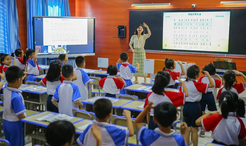 Forty students in Haikou, capital of south China’s Hainan province, and 12 students in Yongxing county, Binzhou, central China’s Hunan province, jointly have a 5G music class in their respective classrooms, July 9. (Photo by Zhang Mao/People’s Daily Online)