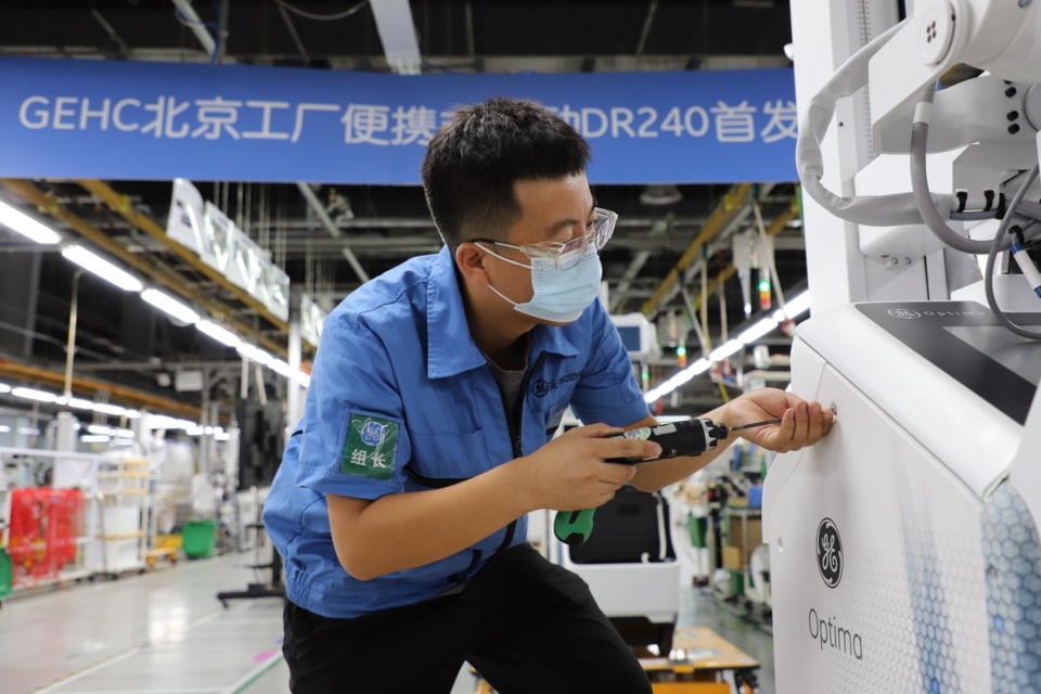An employee works on a newly built production line for high-end mobile x-ray machines in an image equipment manufacturing base of GE Healthcare in Beijing Economic-Technological Development Area, June 28. The area has taken multiple measures to stabilize foreign trade and investment during the COVID-19 pandemic, materializing a batch of key projects. (Photo by Zhang Tianyu/People’s Daily Online)