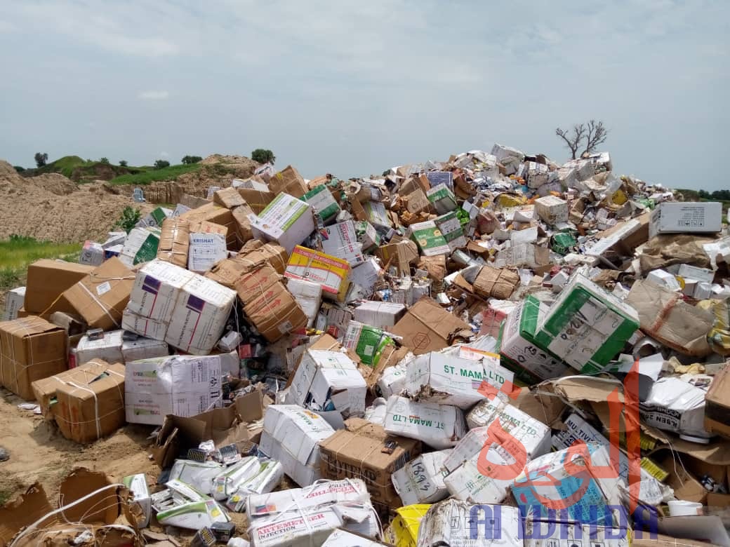 Tchad : incinération d'importantes quantités de produits illicites ou frauduleux Tchad : incinération d'importantes quantités de produits illicites ou frauduleux