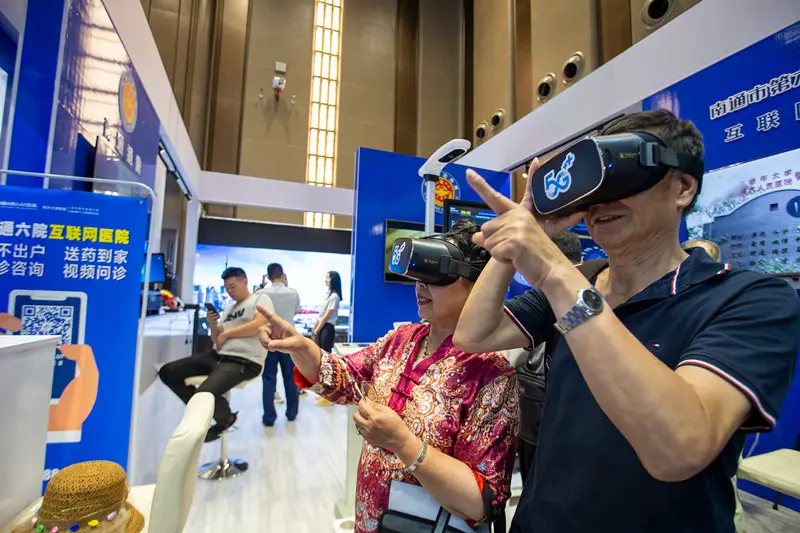 On July 31, citizens experience simulated operating rooms of Internet hospitals through VR glasses at an exhibition centered around new infrastructure application scenarios in Nantong, east China's Jinagsu province. (By Zhai Huiyong, People's Daily Online)