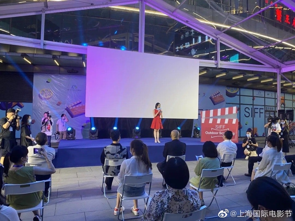 People get ready to watch movies outdoors during the 23rd SIFF. (Photo/Official account of the SIFF on Sina Weibo)