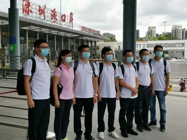 Seven nucleic acid testing professionals pose for a photo before passing through the customs in Shenzhen Bay Port. (Photo/Courtesy of Shenzhen Municipal Health Commission)