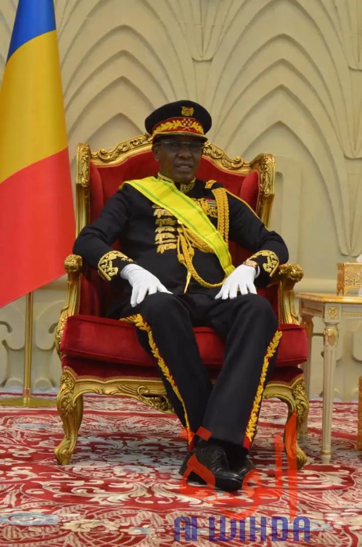 Tchad : première apparition du chef de l'État, Idriss Déby, avec la tenue d'apparat de Maréchal.