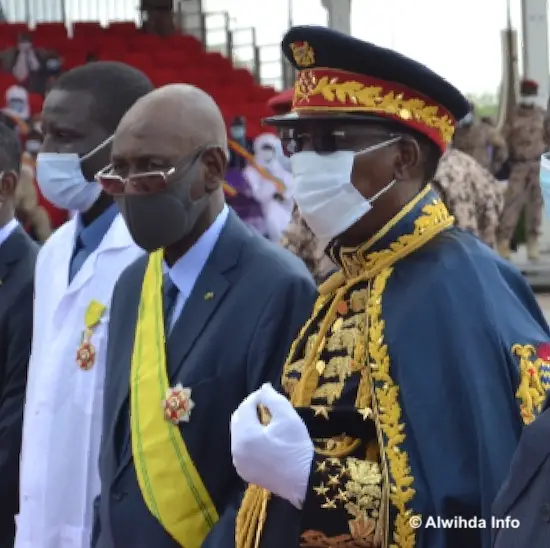 Tchad : le président a décoré mardi son médecin personnel à la Place de la nation