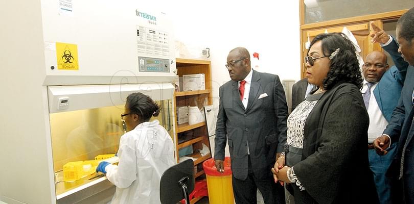 Mme Madeleine Tchuinte, ministre de la Recherche scientifique et de l’Innovation, dans un laboratoire.