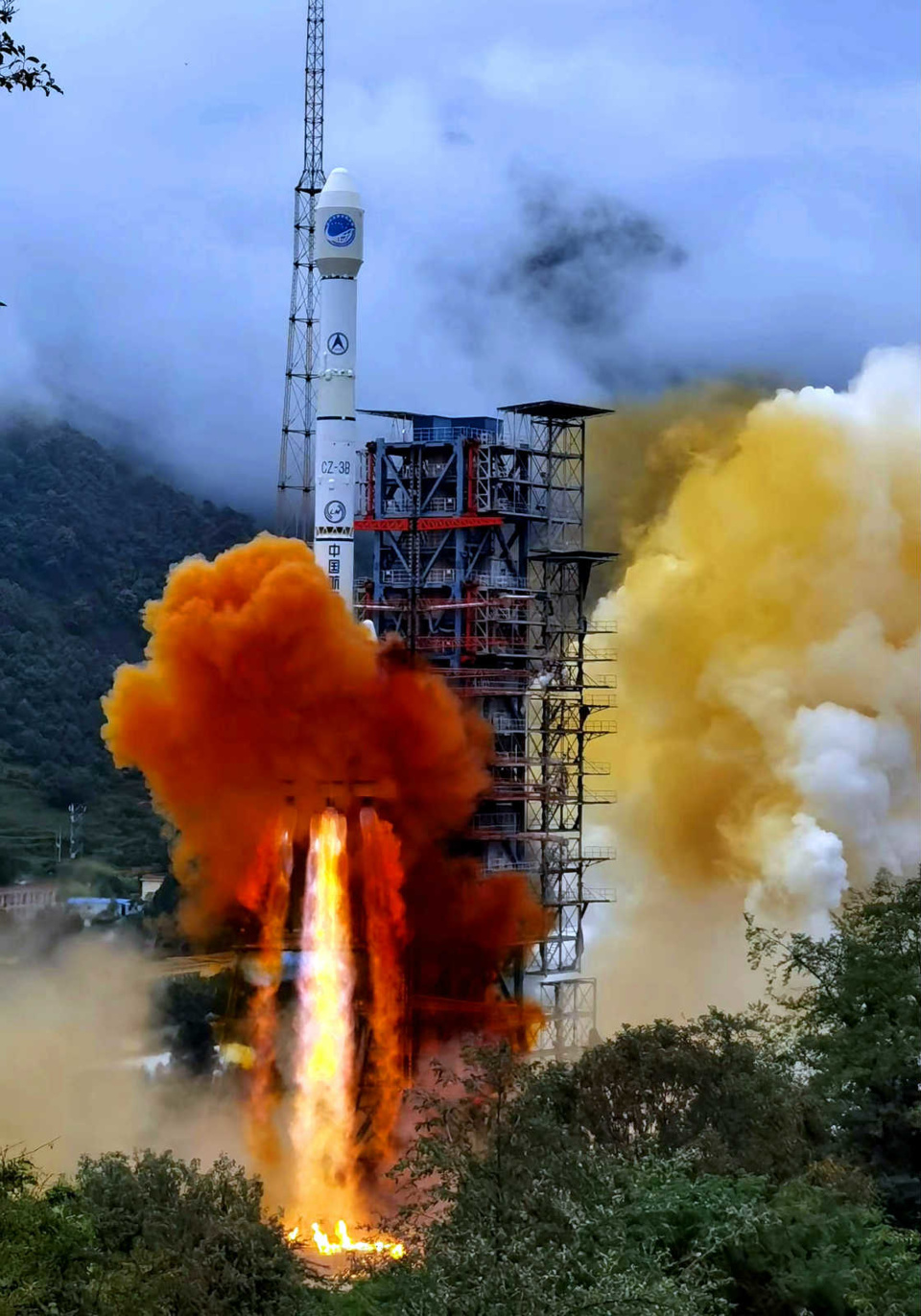 A carrier rocket carrying the last satellite of the BeiDou Navigation Satellite System blasts off from the Xichang Satellite Launch Center in Southwest China's Sichuan Province, June 23. (Photo by Li Jieyi/People's Daily Online)
