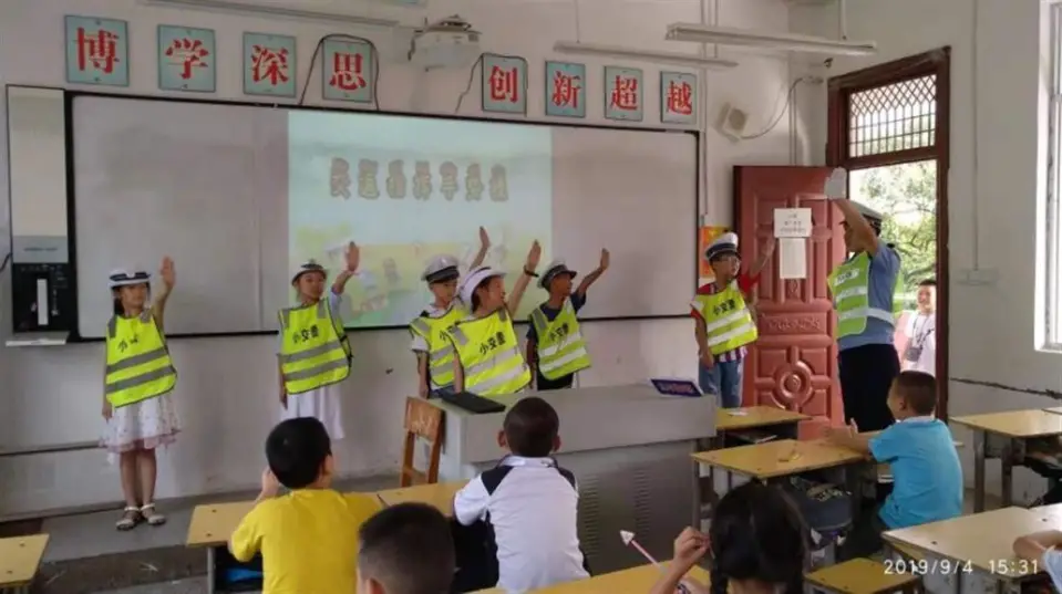 Students from a primary school in Shanhu township, Yongzhou, Hunan province learn traffic safety knowledge with multimedia teaching facilities, Sept. 4, 2019. Photo from http://www.yongzhou.gov.cn/