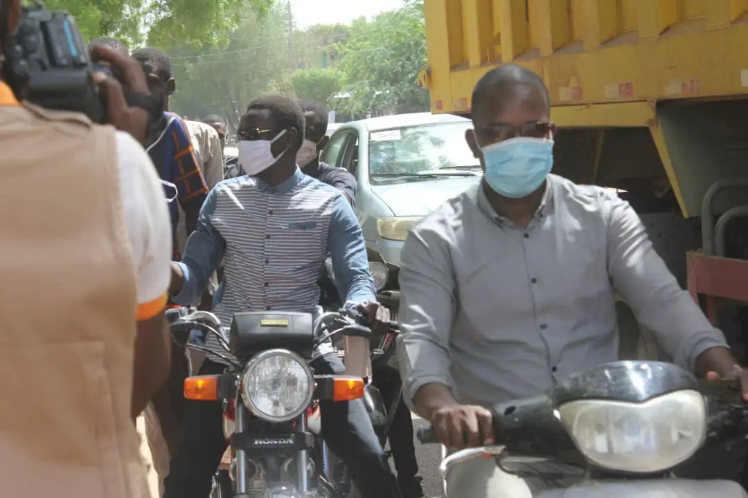 Des automobilistes circulent en respectant la mesure de port de masque à N'DJamena. © Ben Kadabio/Alwihda Info