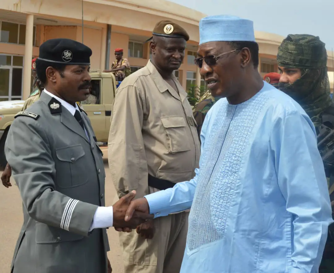L'officier Ibrahim Djali Adam (à gauche), serrant la main au chef de l'État Idriss Déby. © Alwihda Info