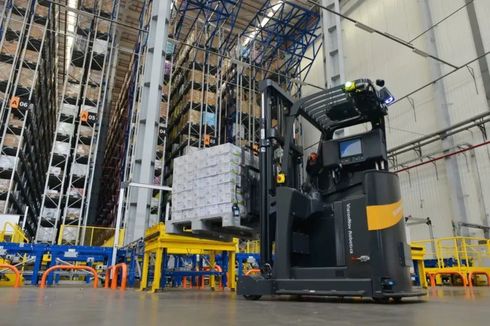 A 5G-powered forklift works in an unattended warehouse of Suning in Nanjing, Jiangsu province, Aug. 11. The forklift can work 24 hours a day. People’s Daily Online/Dongfang Xu