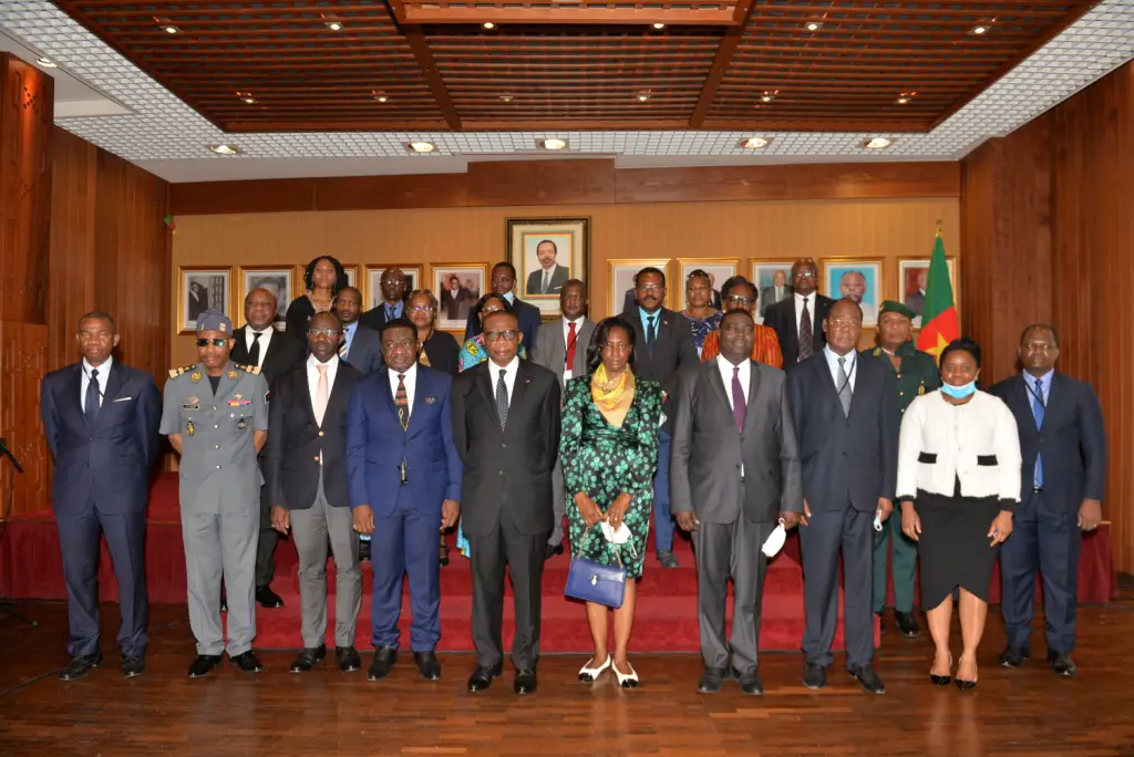 L’ambassadeur André-Magnus Ekoumou (au centre en lunettes), entouré de la grande famille diplomatique camerounaise de France.