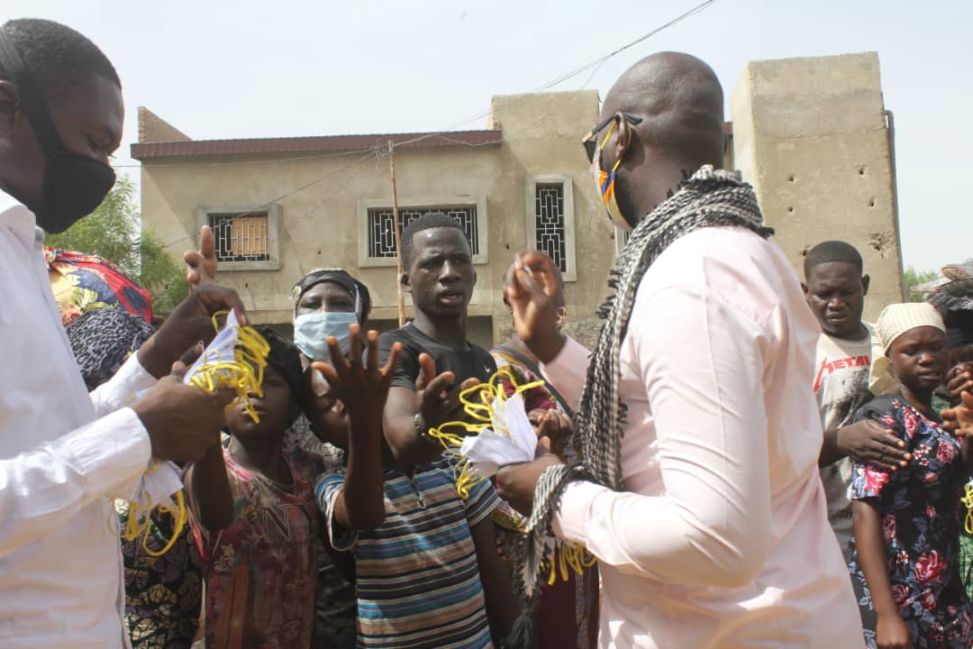 Une opération de distribution de masques en juin 2020 à N'Djamena. Illustration © Ben Kadabio/Alwihda Info