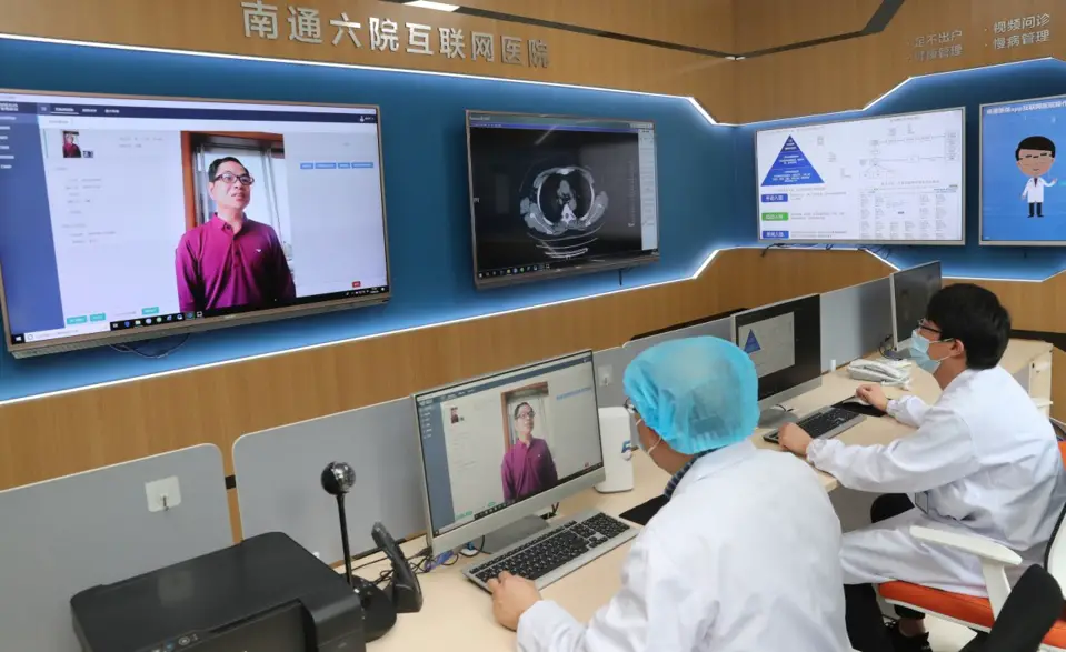 On May 8, Mao Liping (left), chief physician at the Sixth People’s Hospital of Nantong, east China’s Jiangsu province, the first Internet hospital in the city, provides medical consultation for a patient via video. (Photo by Xu Congjun/People’s Daily Online)
