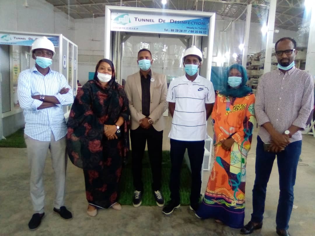 Tchad - Covid-19 : des entrepreneurs présentent leur cabine de détection et désinfection. © Mahamat Abdramane Ali Kitire/Alwihda Info