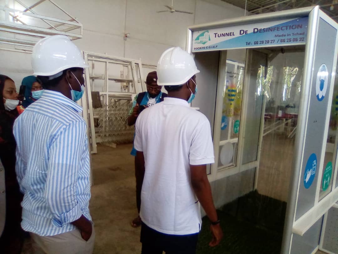 Tchad - Covid-19 : des entrepreneurs présentent leur cabine de détection et désinfection. © Mahamat Abdramane Ali Kitire/Alwihda Info