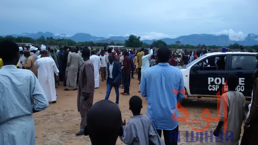 Tchad : tensions lors d'un match, les forces de sécurité évitent le pire à un arbitre et des joueurs. © Béchir Badjoury/Alwihda Info Tchad : tensions lors d'un match, les forces de sécurité évitent le pire à un arbitre et des joueurs. © Béchir Badjoury/Alwihda Info