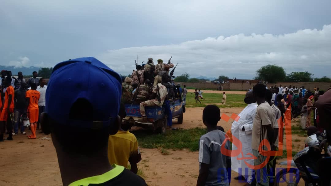 Tchad : tensions lors d'un match, les forces de sécurité évitent le pire à un arbitre et des joueurs. © Béchir Badjoury/Alwihda Info Tchad : tensions lors d'un match, les forces de sécurité évitent le pire à un arbitre et des joueurs. © Béchir Badjoury/Alwihda Info