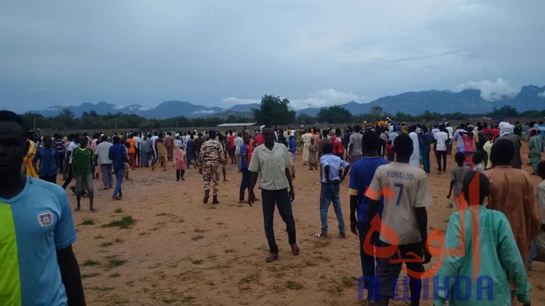 Tchad : tensions lors d'un match, les forces de sécurité évitent le pire à un arbitre et des joueurs. © Béchir Badjoury/Alwihda Info Tchad : tensions lors d'un match, les forces de sécurité évitent le pire à un arbitre et des joueurs. © Béchir Badjoury/Alwihda Info