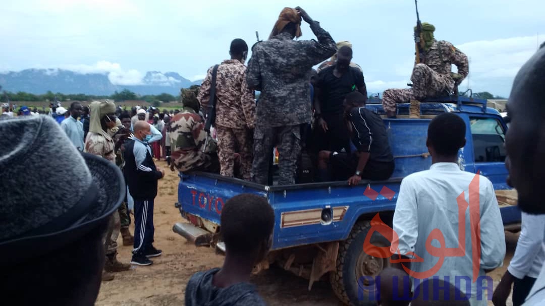 Tchad : tensions lors d'un match, les forces de sécurité évitent le pire à un arbitre et des joueurs. © Béchir Badjoury/Alwihda Info Tchad : tensions lors d'un match, les forces de sécurité évitent le pire à un arbitre et des joueurs. © Béchir Badjoury/Alwihda Info